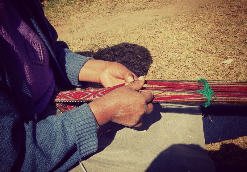 sozialprojekt_kommunaler_tourismus_andenhochland_peru_quechua_indianer_textilien_schafswolle_handwerk_tradition_knüpfen_weben