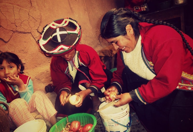 sozialprojekt_kommunaler_tourismus_andenhochland_peru_quechua_indianer_textilien_schafswolle_kochen_peruanische_küche_kartoffeln
