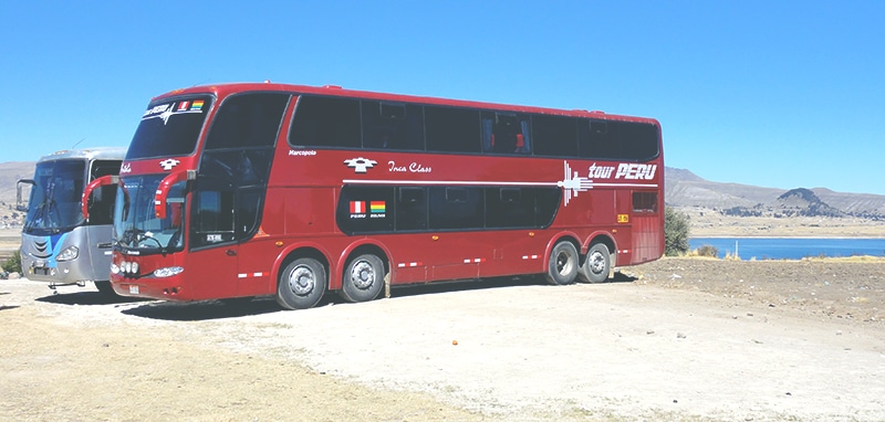 ausreise_peru_bolivien_grenzüberquerung_reisebus_busfahrt_tour_peru_kasani_landschaft_titicacasee