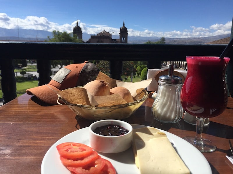 Frühstück im Café Via Via in Ayacucho