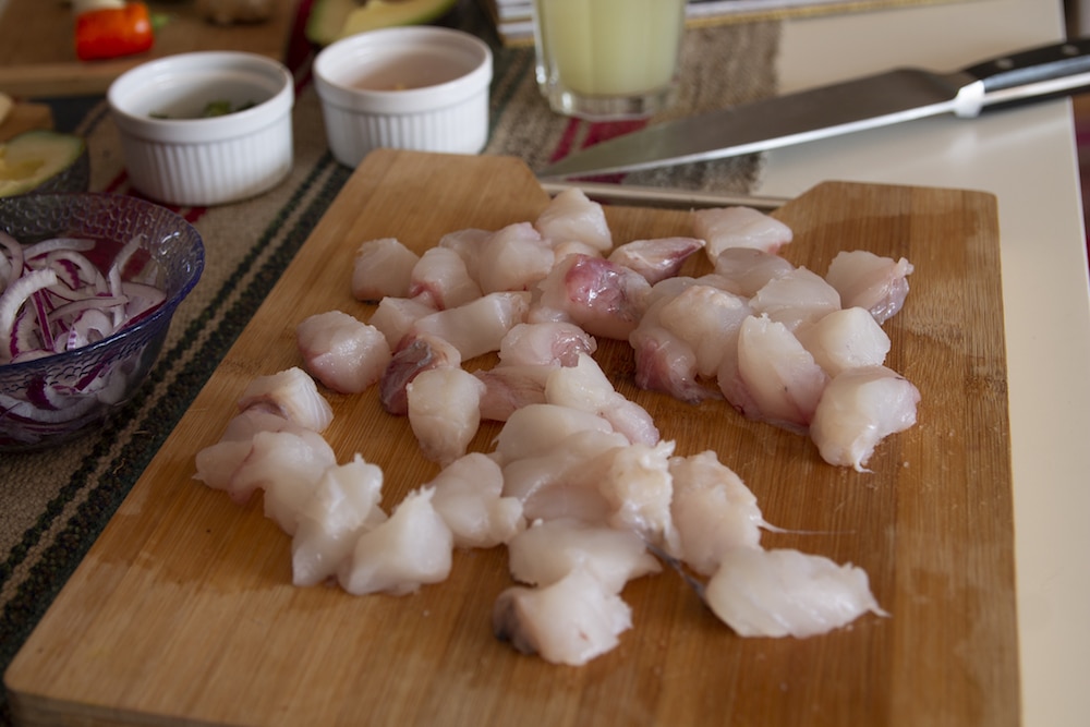 Fisch in 2×2 cm große Würfel schneiden