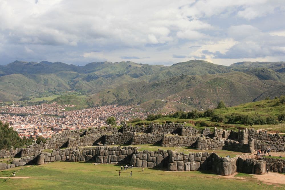 Inka-Festung Saqsayhuaman mit Blick über Cusco