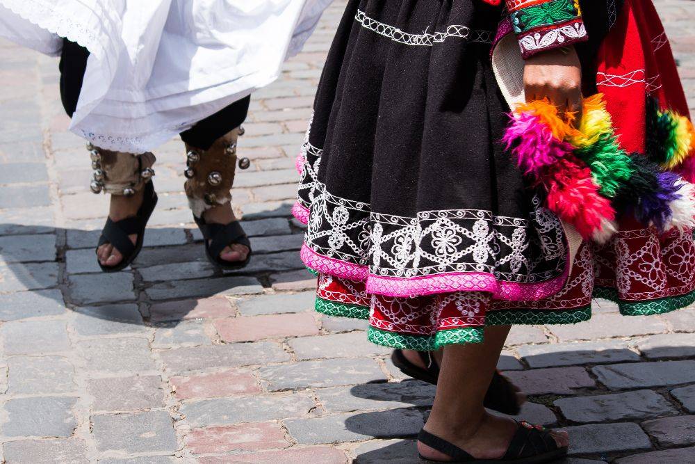 Bunte Folklore Kostüme in Peru