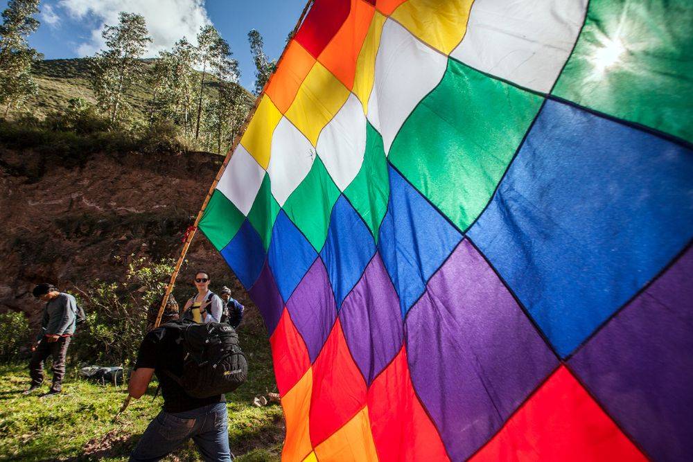 Die bunte Aymara-Flagge darf auf Perus Festen nicht fehlen